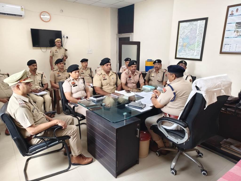 DSP held a meeting of SHOs and Police Post Incharges and gave instructions for effective policing